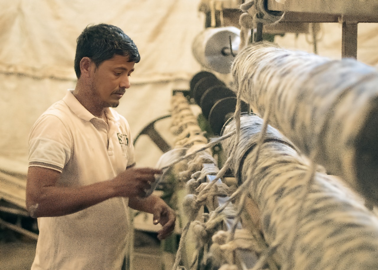 Karigar craftsman working with wool on the loom